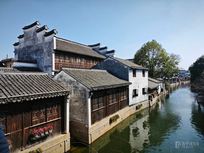 鲍峰庭走访慰问地级老同志和困难职工